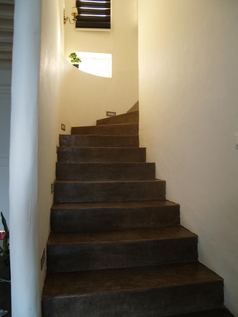 béton ciré sur escalier réalise par l'architecte moufida chihaoui