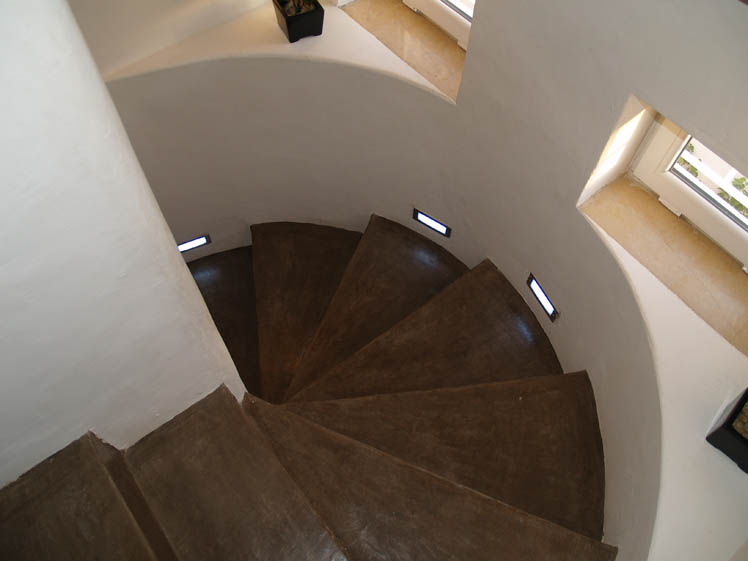 béton ciré sur escalier réalise par l'architecte moufida chihaoui