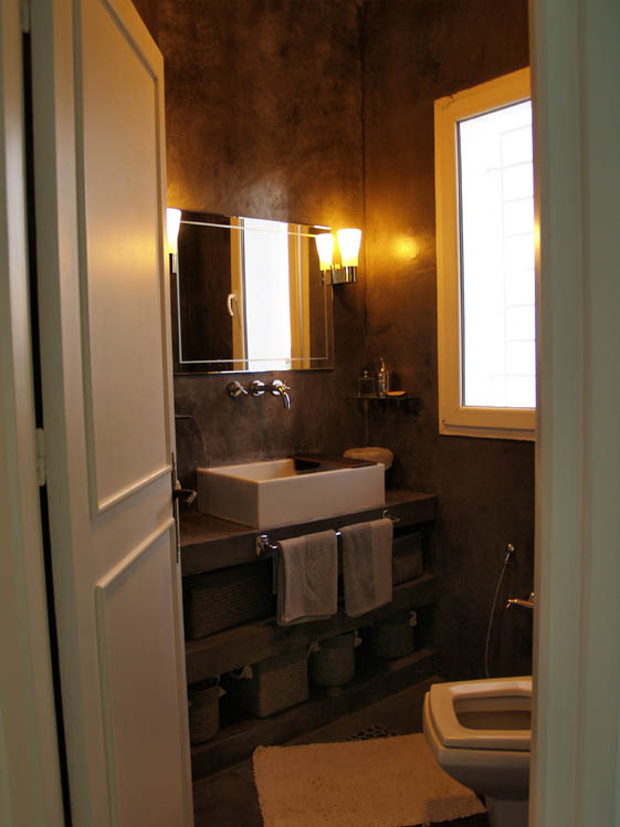 béton ciré dans une salle de bain réalisé par l’architecte chihaoui